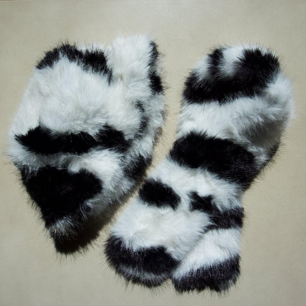Unbranded - Fuzzy B&W Hat & Scarf Set